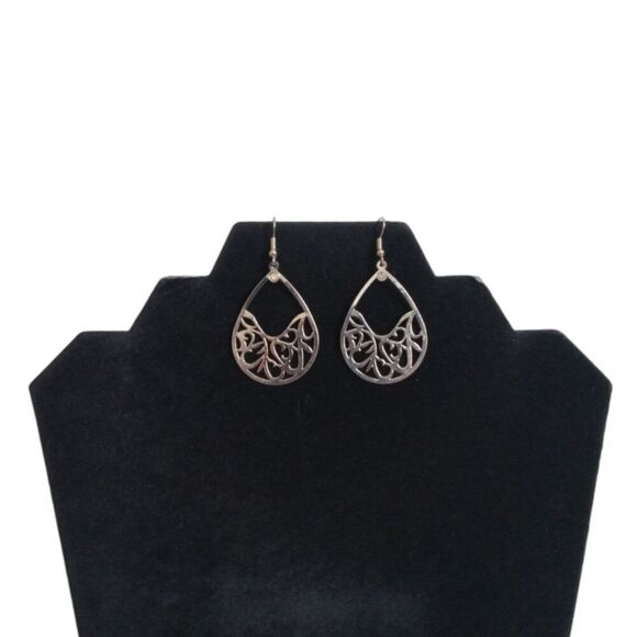 Silver Toned Cutout Arabesque Pattern Thin Metal Teardrop Dangle Drop Earrings - Picture 1 of 7
